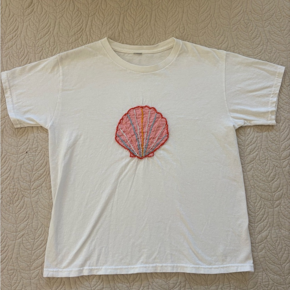 White hand sewn Shell Graphic Tee - Pink Shell Design